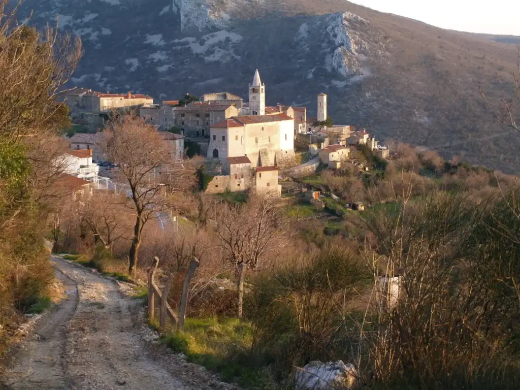 Plomin, vidici prema gradiću
