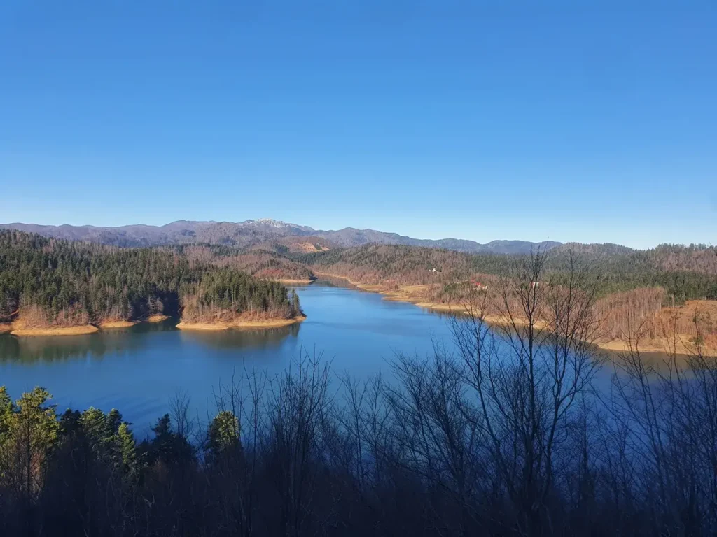 Lokvarsko jezero, pogled na jezero. Foto©Z.R.
