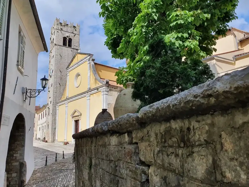 Pitoreskni Motovun, lutanje ulicama. Foto© Z.R.