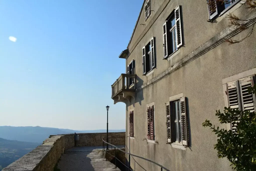 Pitoreskni Motovun, šetnja zidinima. Foto©Z.R.