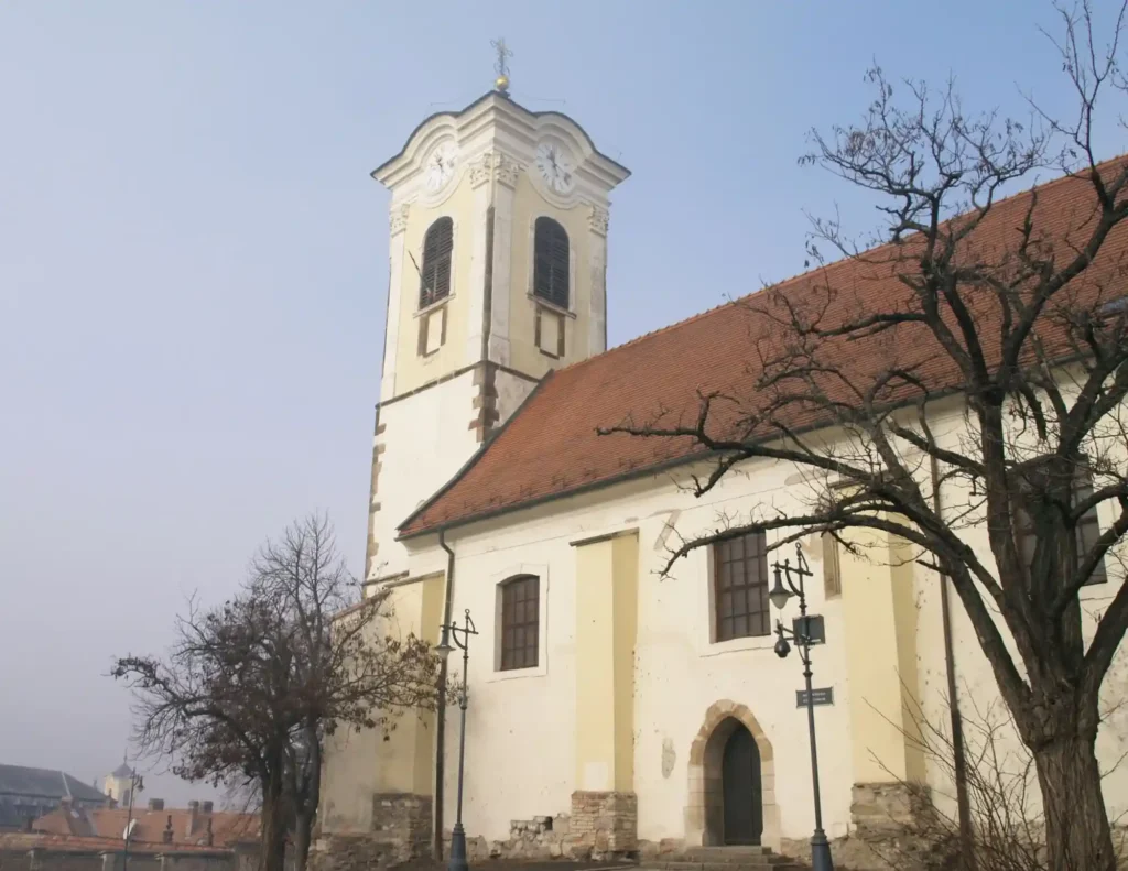 Pitoreskna Senadrija, na crkvenim građevinama prevladavaju žive boje. Foto©Z.R.