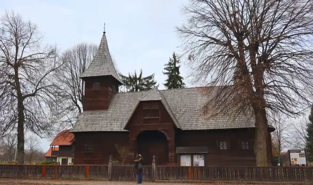 Velika Mlaka, ispred crkve sv. Barbare. Foto©Z.R.