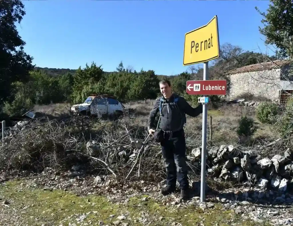 Creskim stazama - Valun - Lubenice, na izlazu iz Pernata. Foto©Z.R., 2024