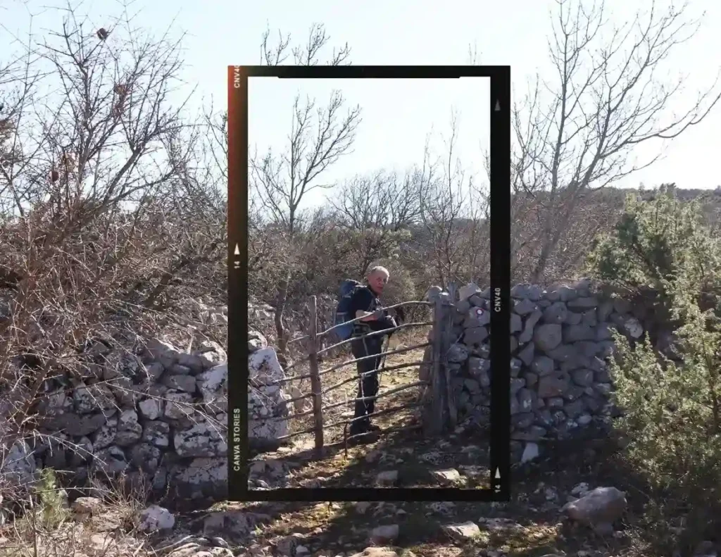 Creskim stazama - Valun - Lubenice, otočke staze ispunejne su drvenim ogradama za ovce. Foto©Z.R., 2024