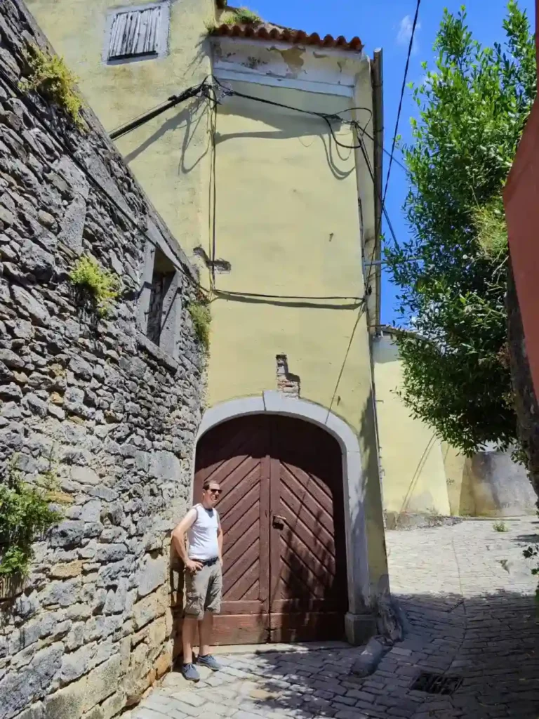 Bajkoviti Buzet -spoj ulica i detalja. FotoJ.J., 2024