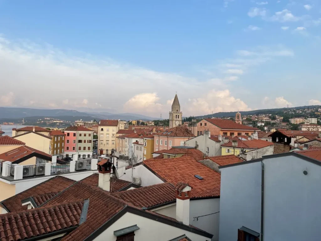Ljetna šetnja u Muggi, pogled sa brežuljka. Foto©Z.R., 2023