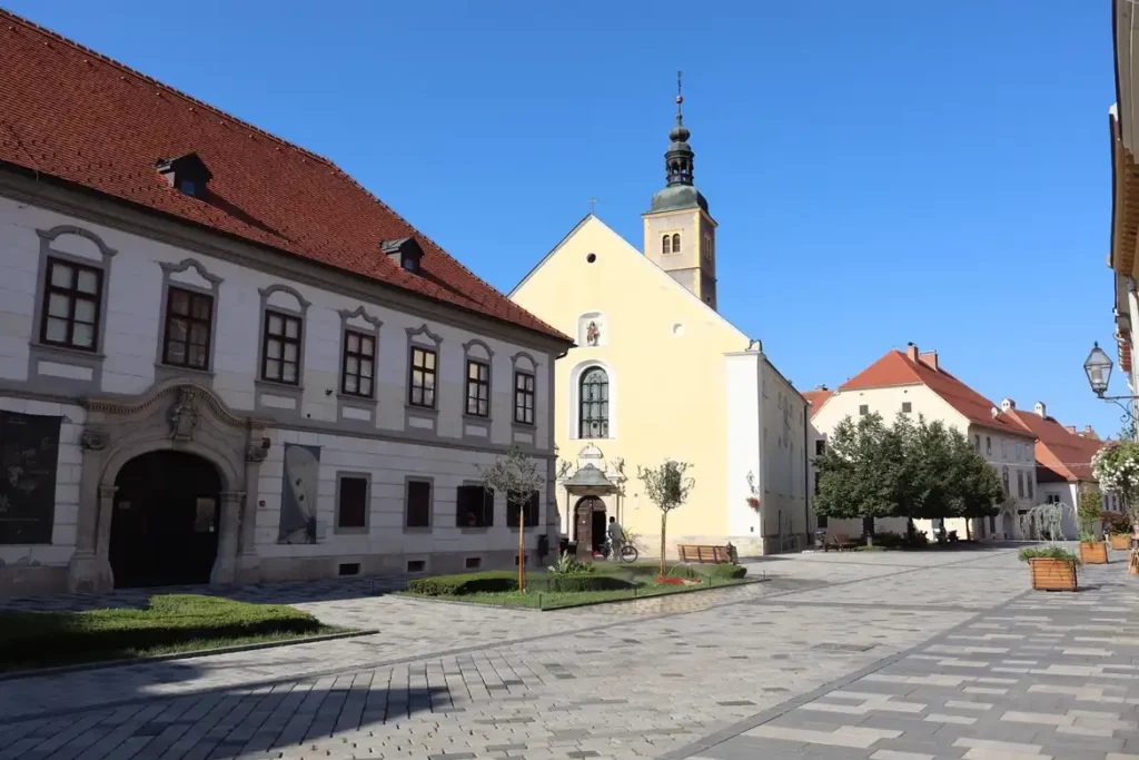 Barokni Varaždin, ulicama baroka, palača Herzer i Franjevačka crkva. Foto©Z.R.