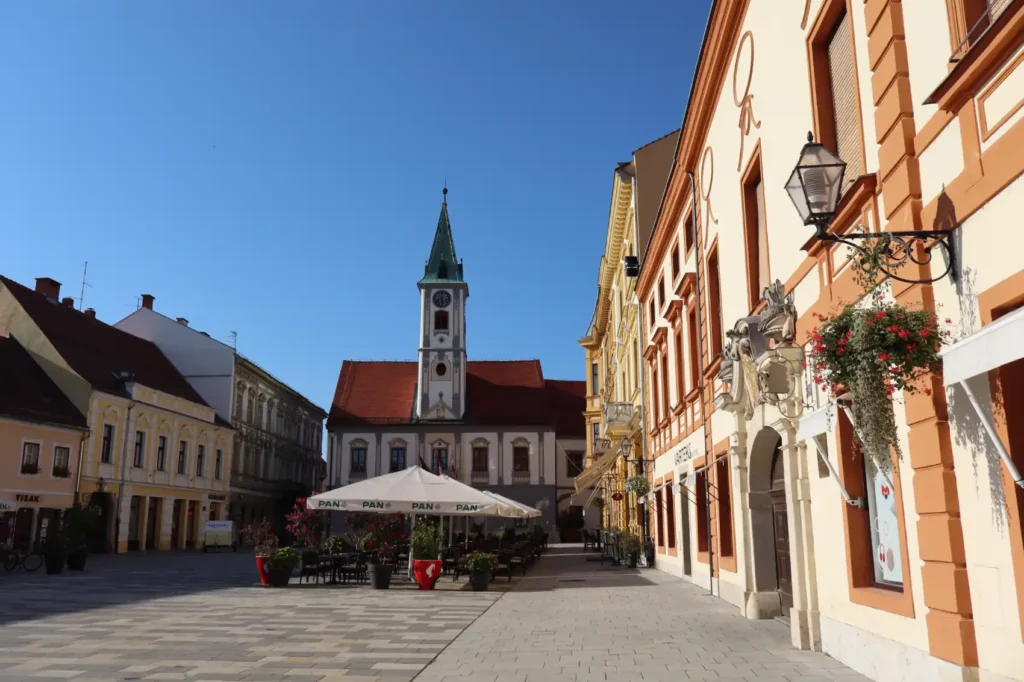 Varaždin, ulicama baroka, vijećnica, centar grada.