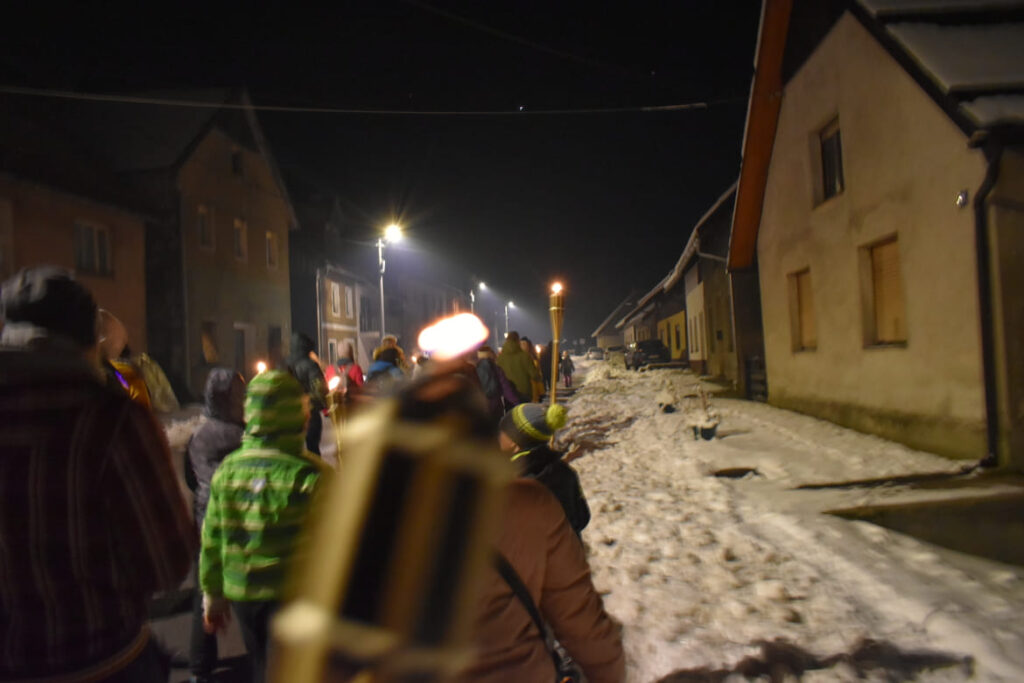 Noć Špilja 2024, Lokve, kroz mjesto. Foto©Z.R., 2024