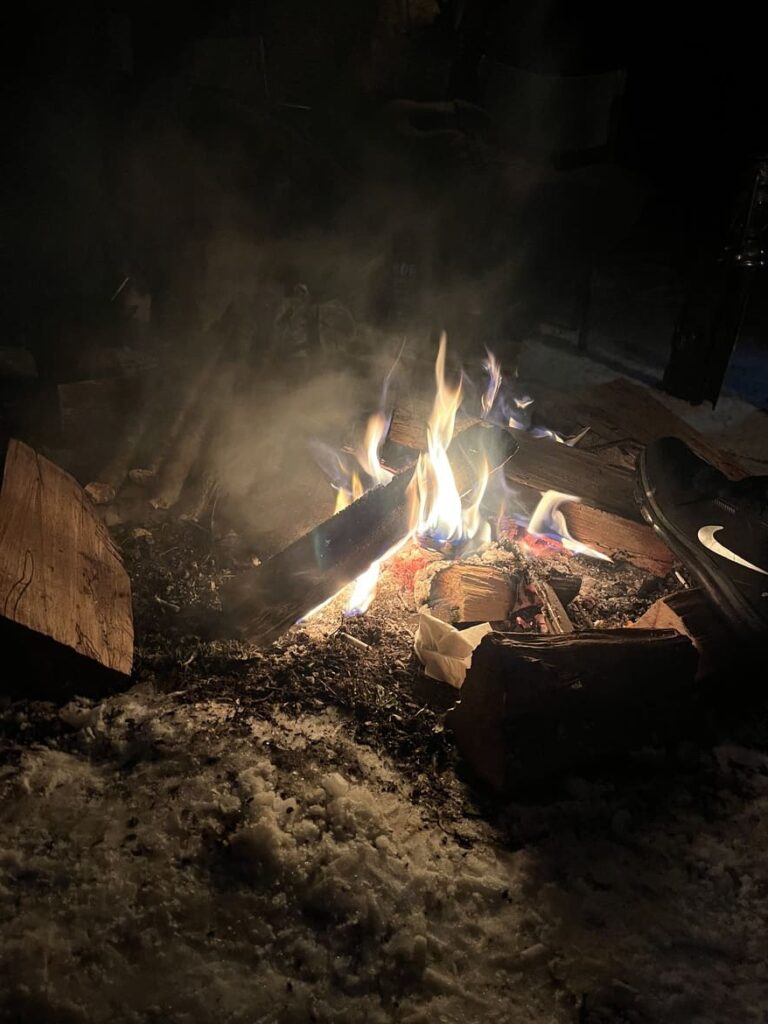 Noć Špilja 2024, Lokve, vatra pod Dimnjčarevom špiljom. Foto©Z.R., 2024
