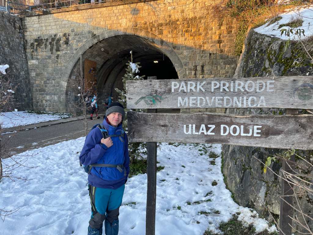 Povratak kroz tunel na planinarskoj ruti Gračani - Sljeme.