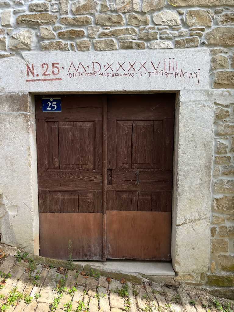 Čarobno Završje - detalj kamene strukture. Foto R. Zdravko, 2024