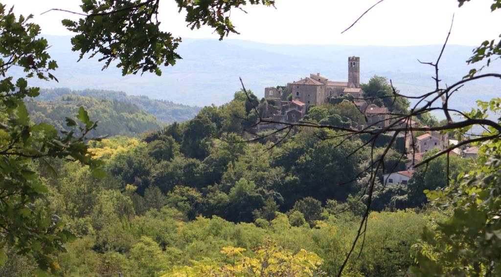 Čarobno Završje - pogled na gradić. Foto R. Zdravko, 2024