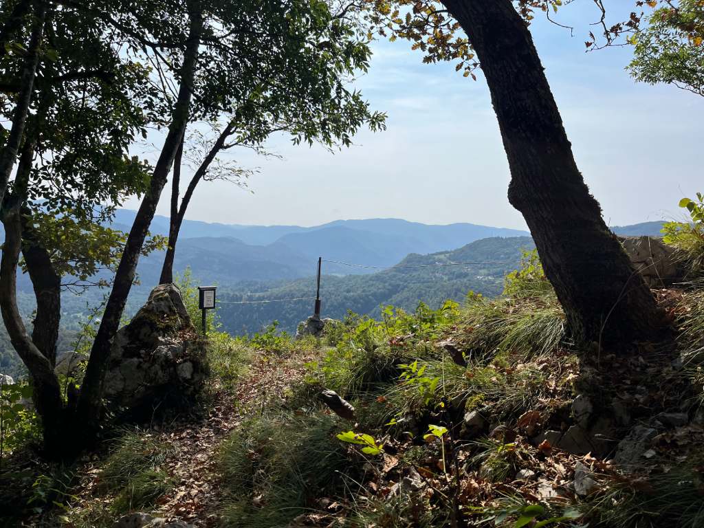 Brod Moravice - Špičasti vrh, vidikovac Medveja Stena. Foto Zdravko Rajko, 2024