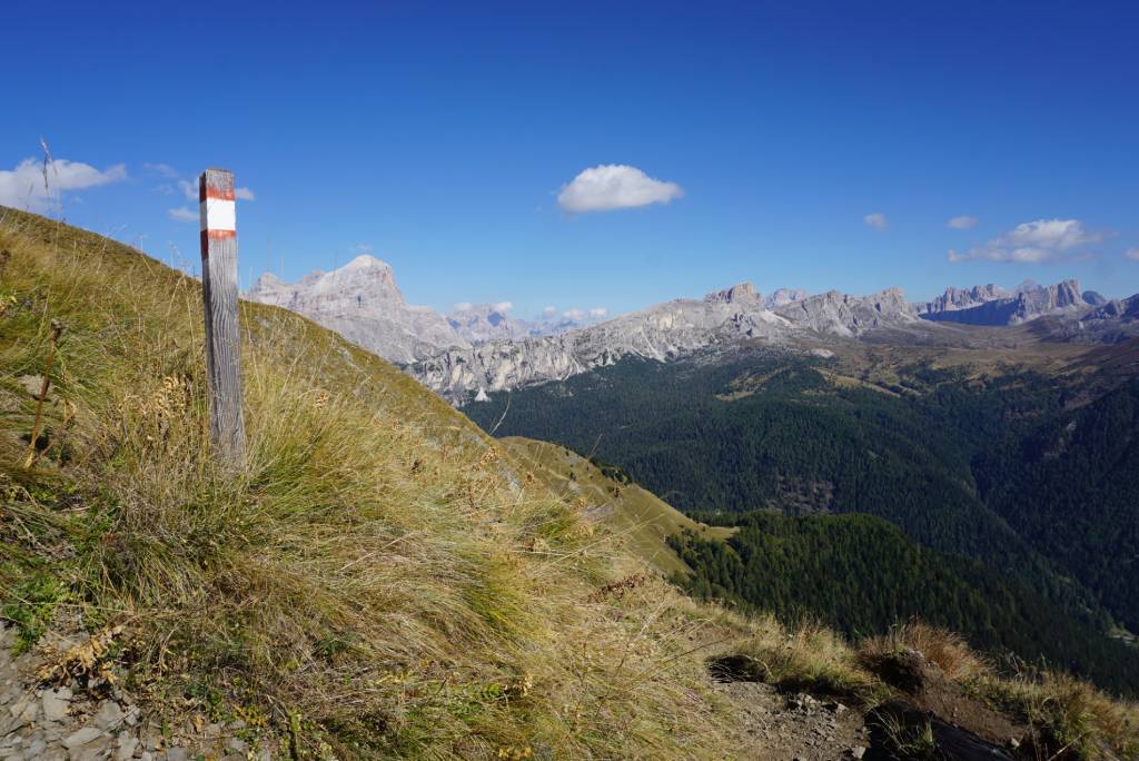 Col di Lana, Dolomiti, planinarenje tišinom, staza je dobro je označena.