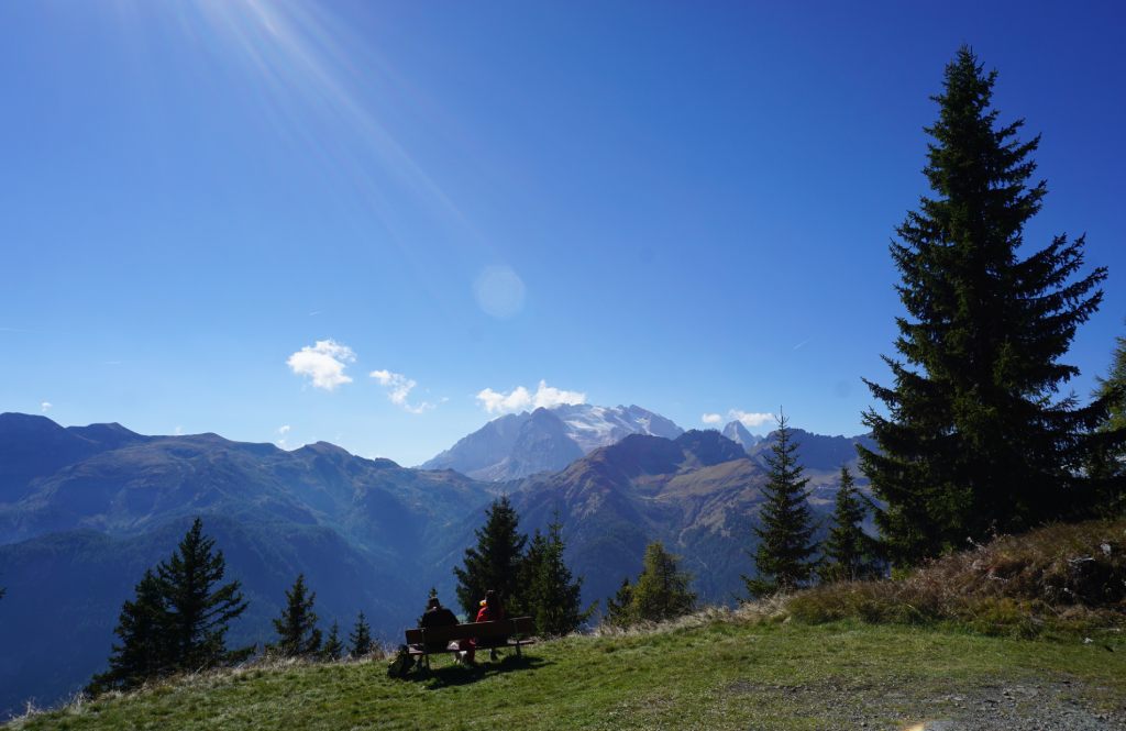 Col di Lana, Dolomiti, planinarenje zelenim krajolikom.