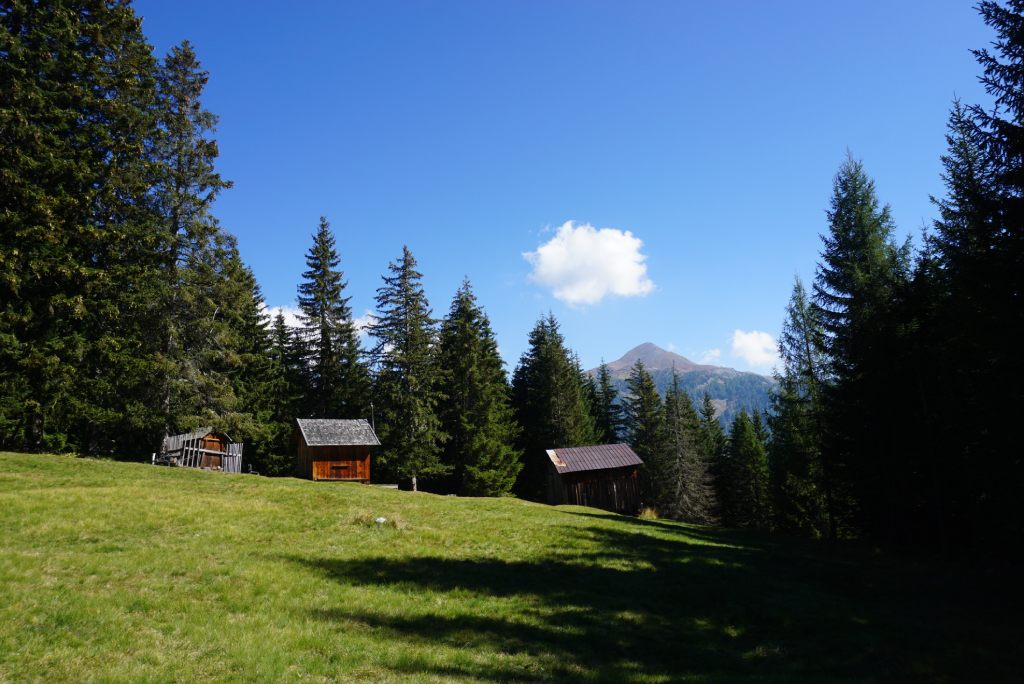 Col di Lana, Dolomiti, uspon prati alpska arhitektura.