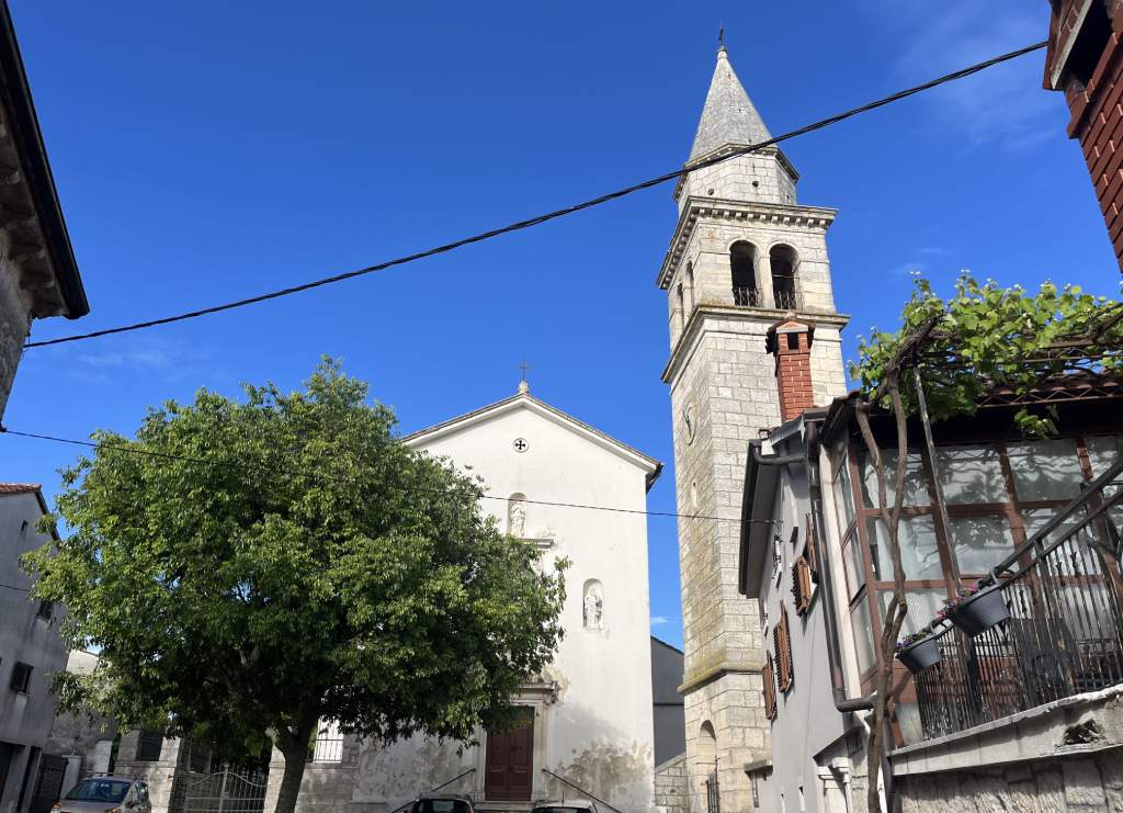 Kringa, župna crkva svetog Petra i Pavla.