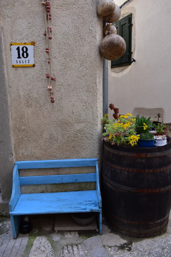 Vrbnik, pitoresknim otočkim ulicama, detalj klupe