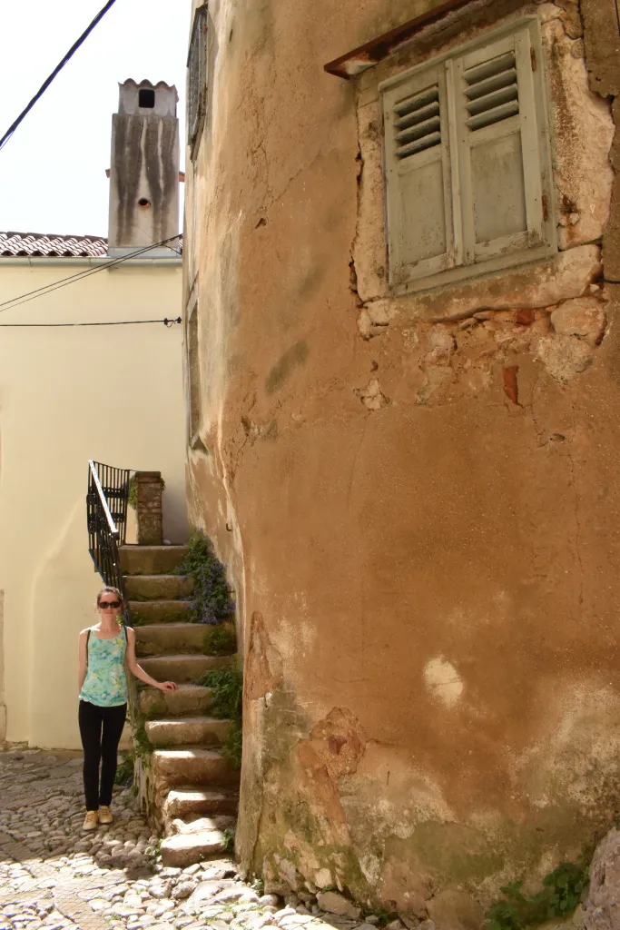 Vrbnik, pitoresknim otočkim ulicama, na stepenicama. Foto Zdravko Rajko