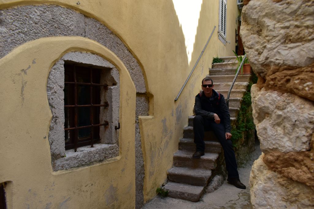 Vrbnik, pitoresknim otočkim ulicama. Foto J. Jasna