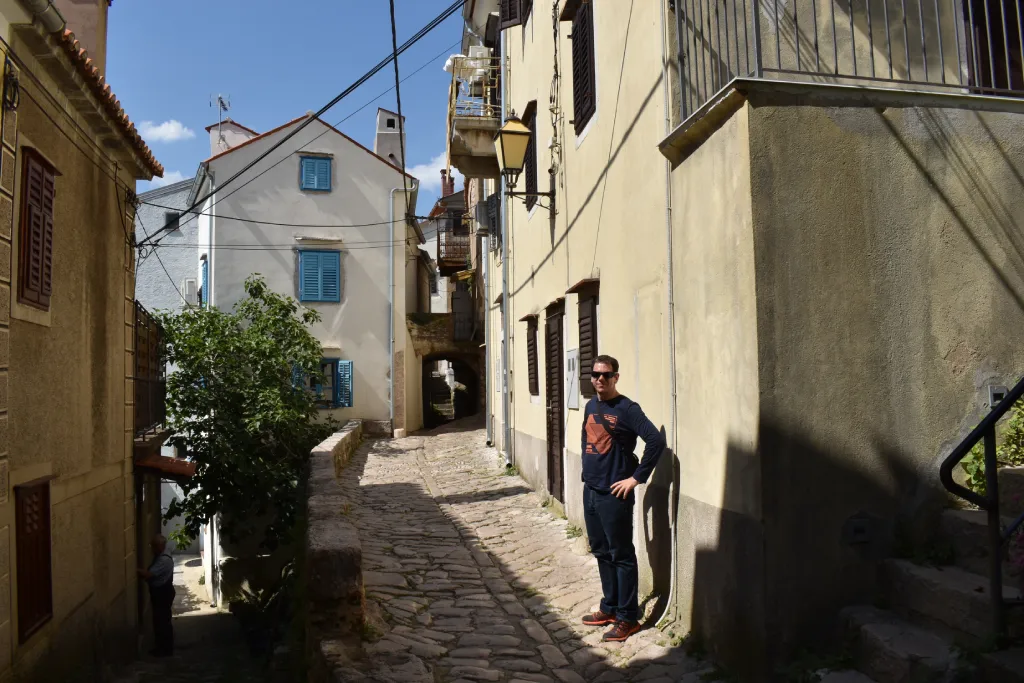 Vrbnik, u labirintu ulica. Foto J. Jasna