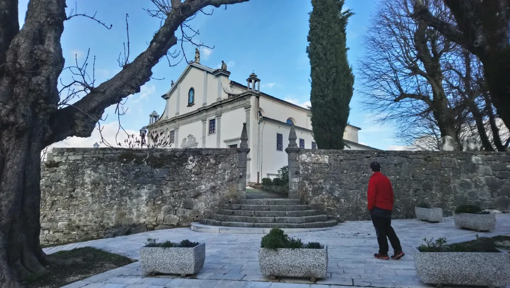 Poetično Gračišće, župna crkva Sv. Vida u sumrak