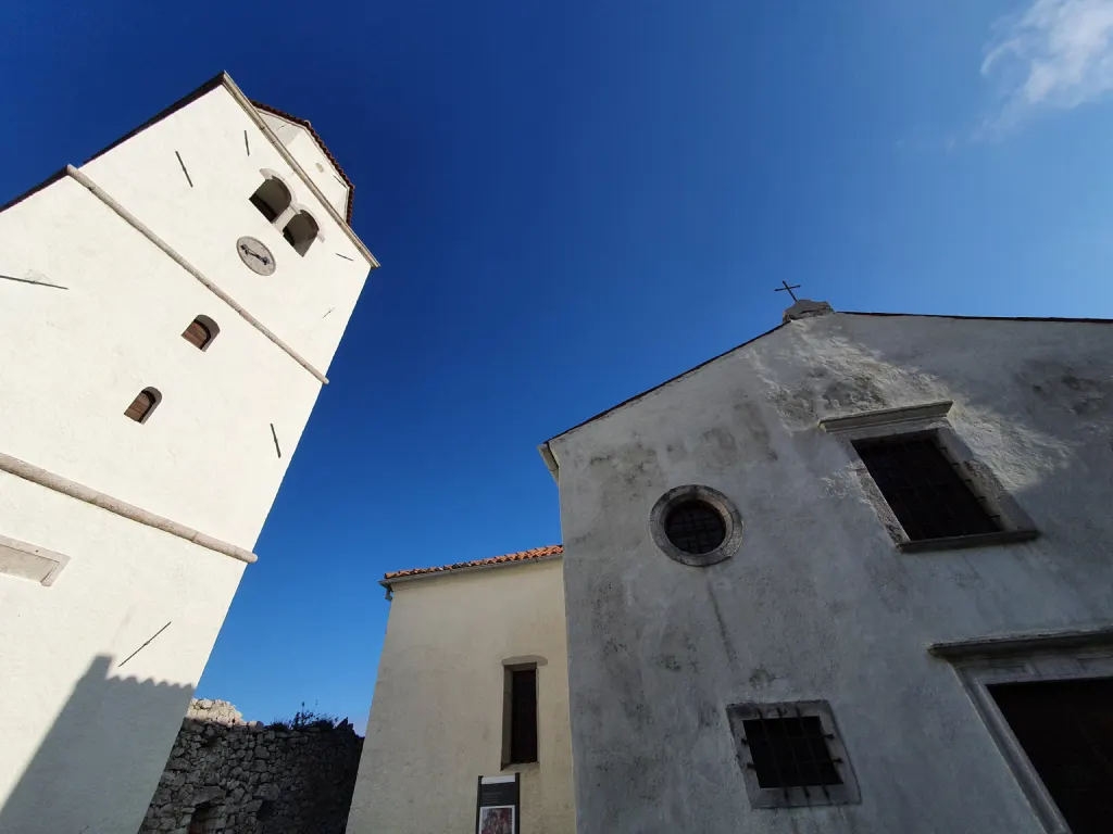 Poetski Brseč, župna crkva Sv. Jurja sa zvonikom.