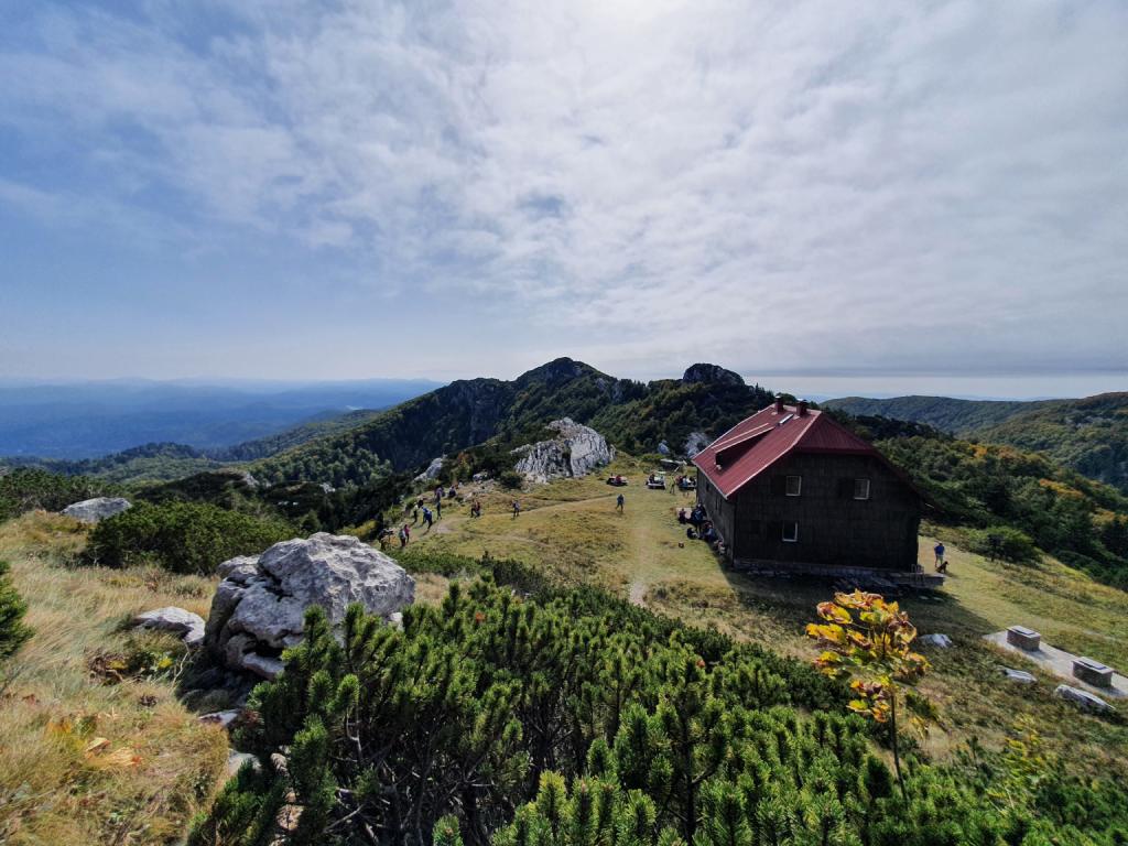 Pogled na planinarski dom Risnjak. Foto Zdravko Rajko