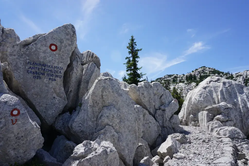 Premužićeva staza, natpis PSH. Foto Zdravko Rajko