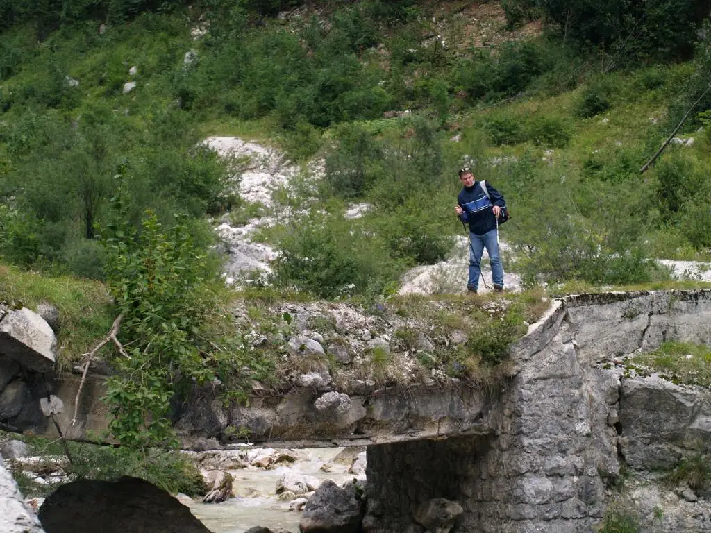 Zašto u PD, pod Doličem 2009, prve planinarske korake nerijetko započinjemo uz osnove.