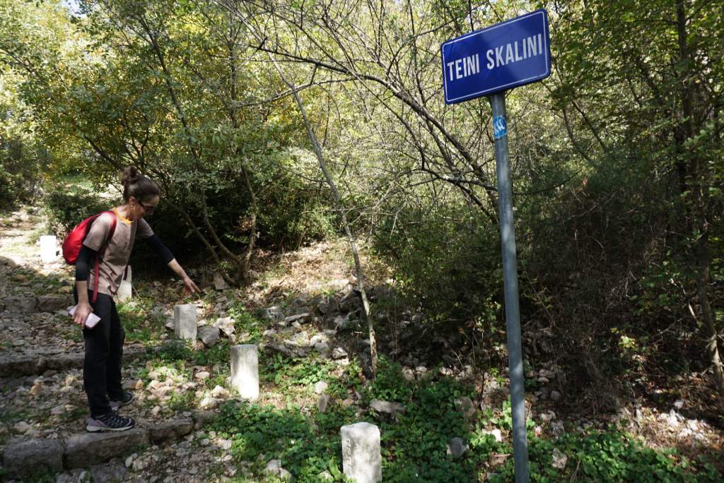 Ljubavna cestica, Teini Skalini prema selu Kotor