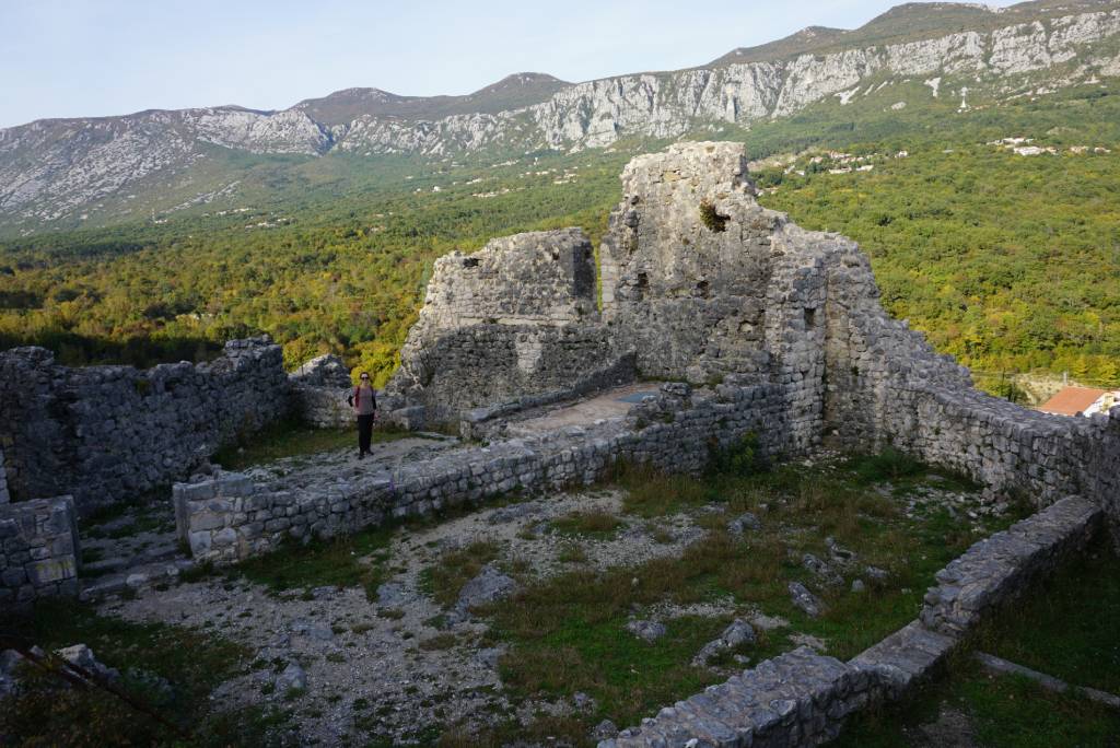 Ljubavna cestica, utvrda Badanj i pogled na planine