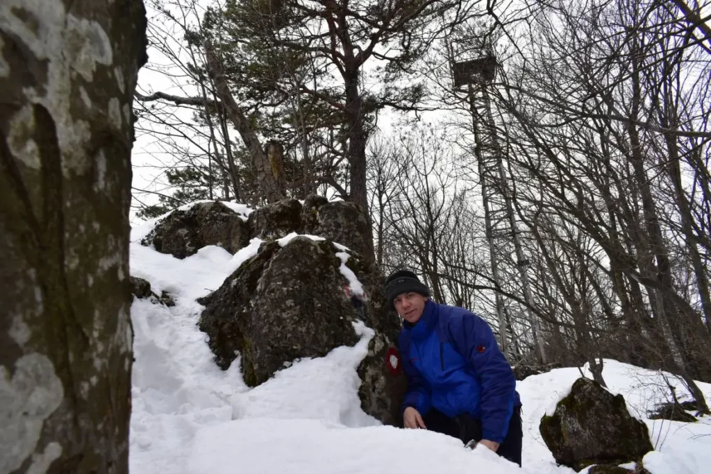 Ravna gora, pod piramidom na vrhu